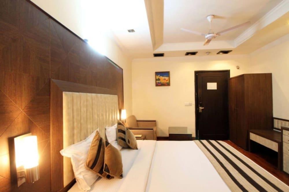The Oakland Plaza By Orion Hotels New Delhi Exterior photo