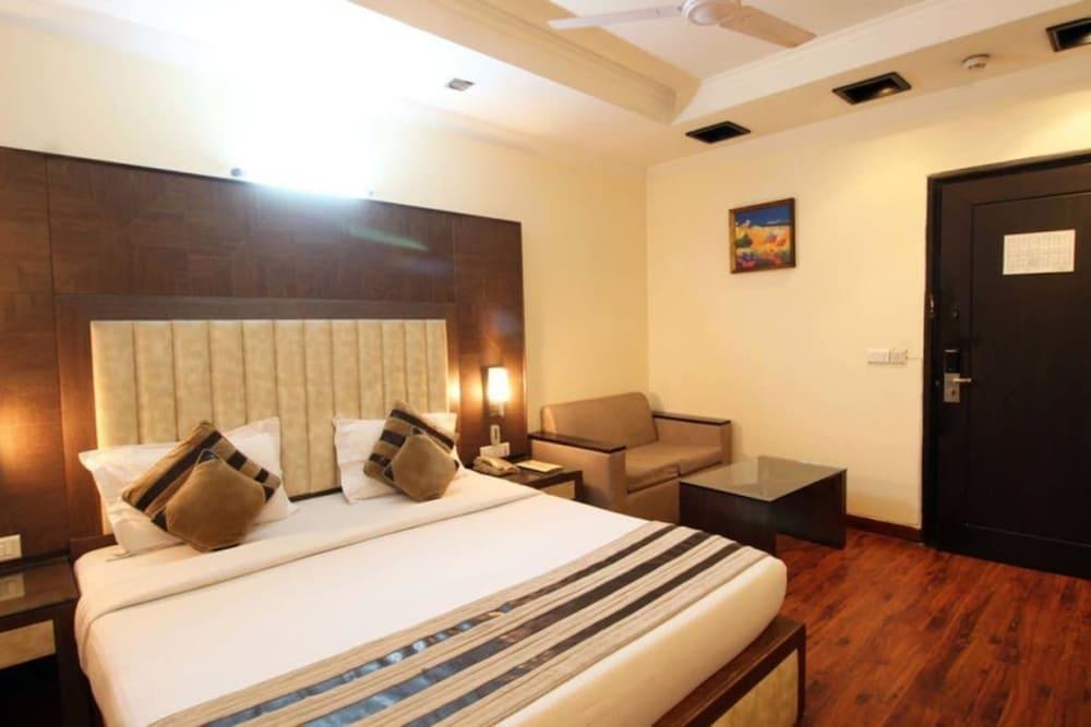 The Oakland Plaza By Orion Hotels New Delhi Exterior photo