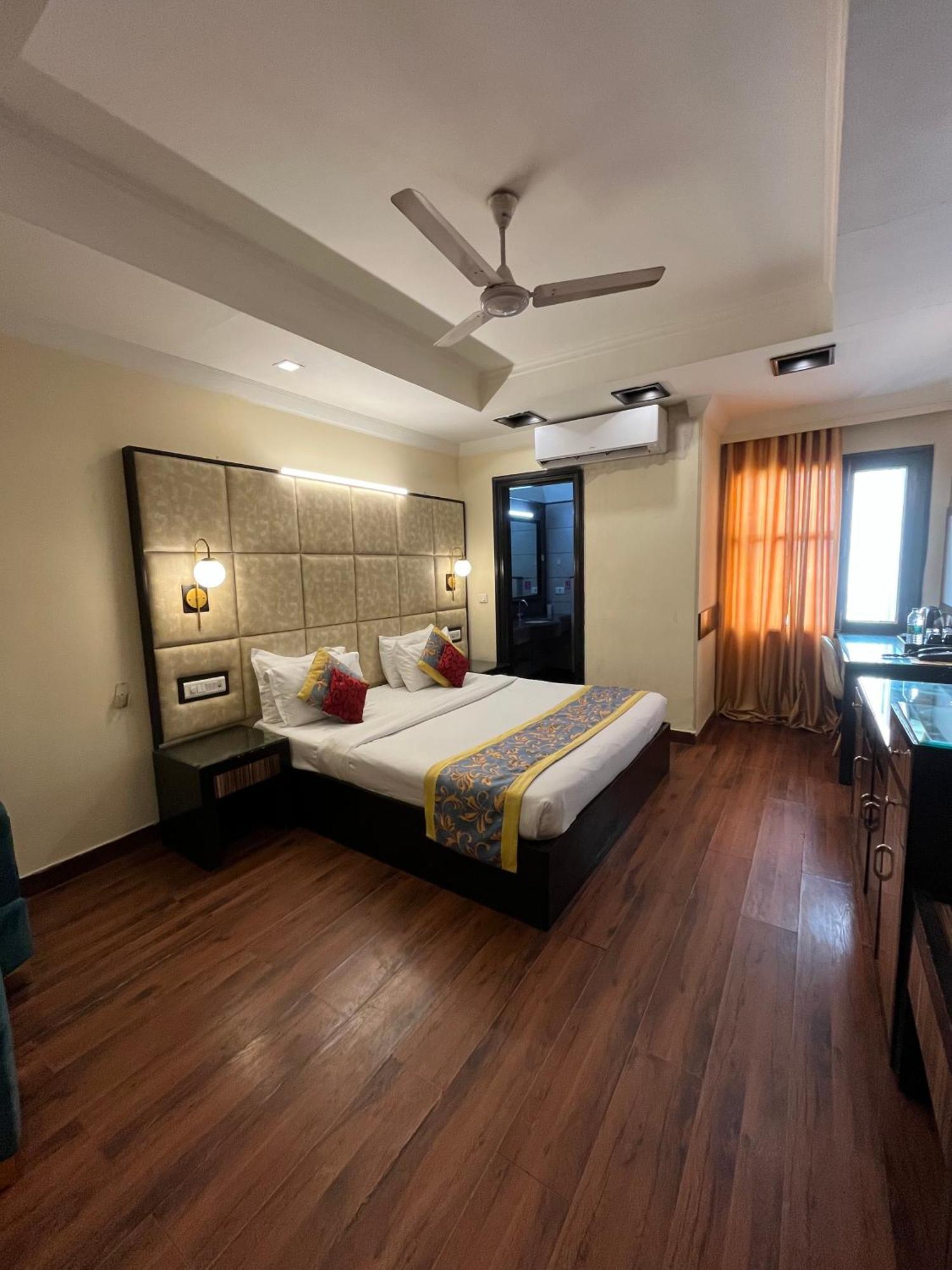 The Oakland Plaza By Orion Hotels New Delhi Exterior photo