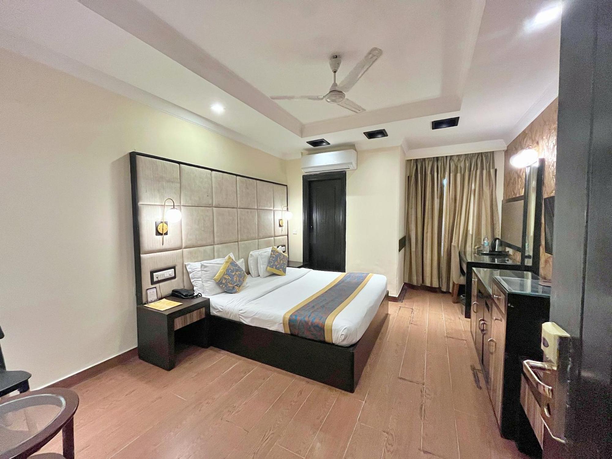 The Oakland Plaza By Orion Hotels New Delhi Exterior photo