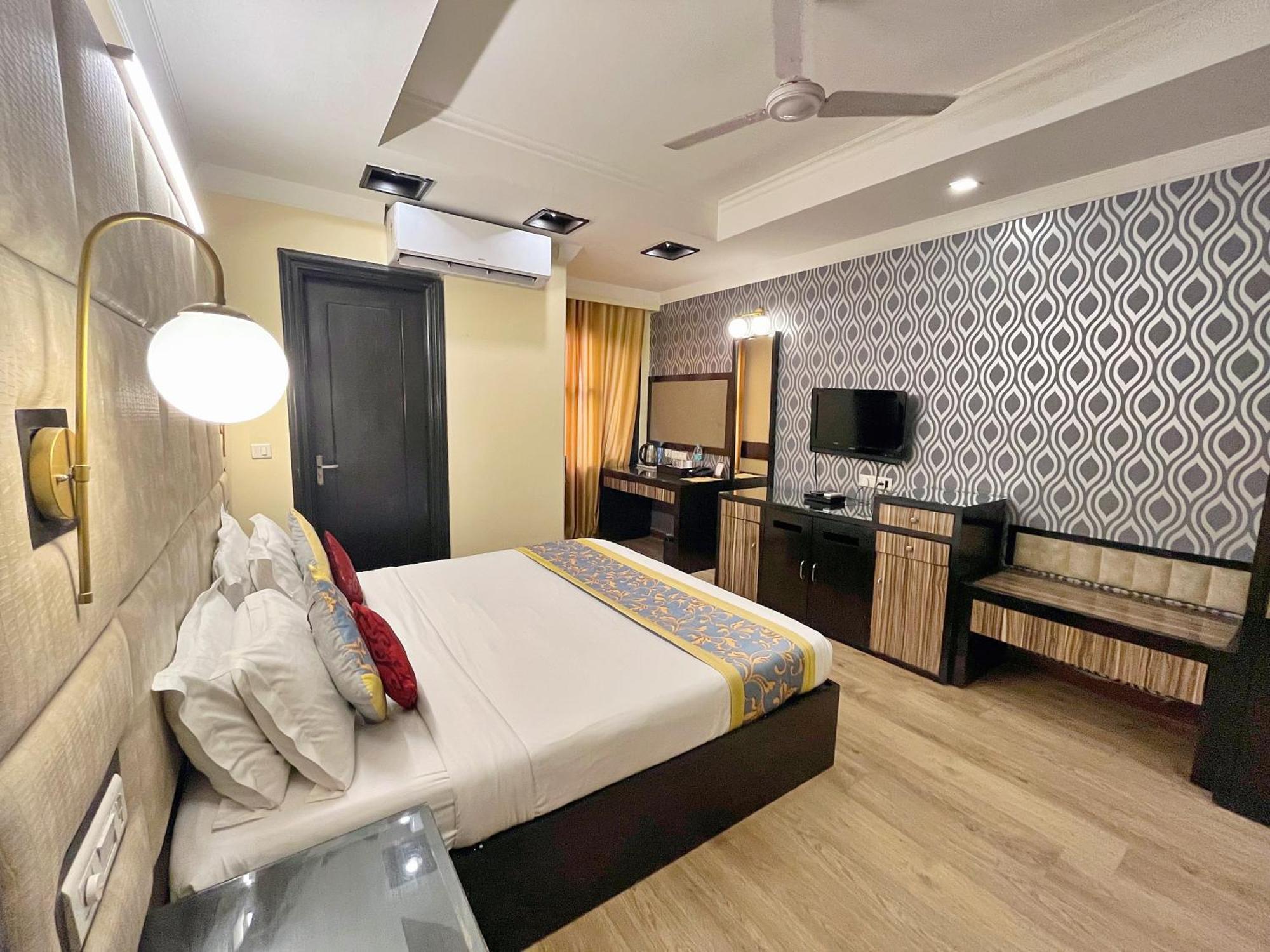 The Oakland Plaza By Orion Hotels New Delhi Exterior photo