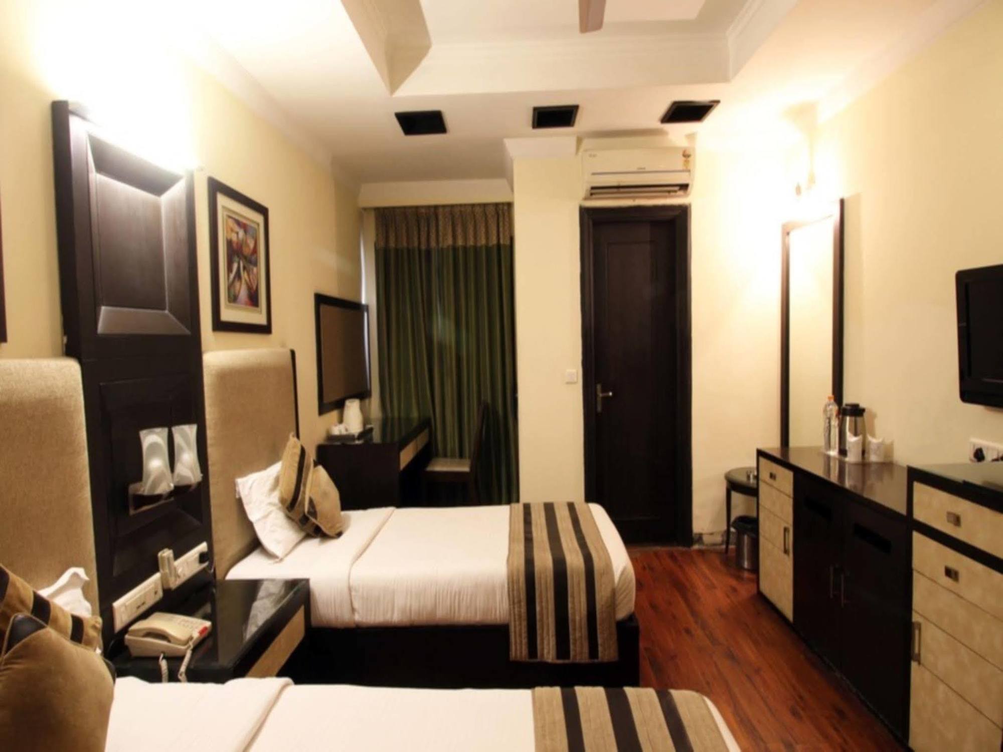 The Oakland Plaza By Orion Hotels New Delhi Exterior photo