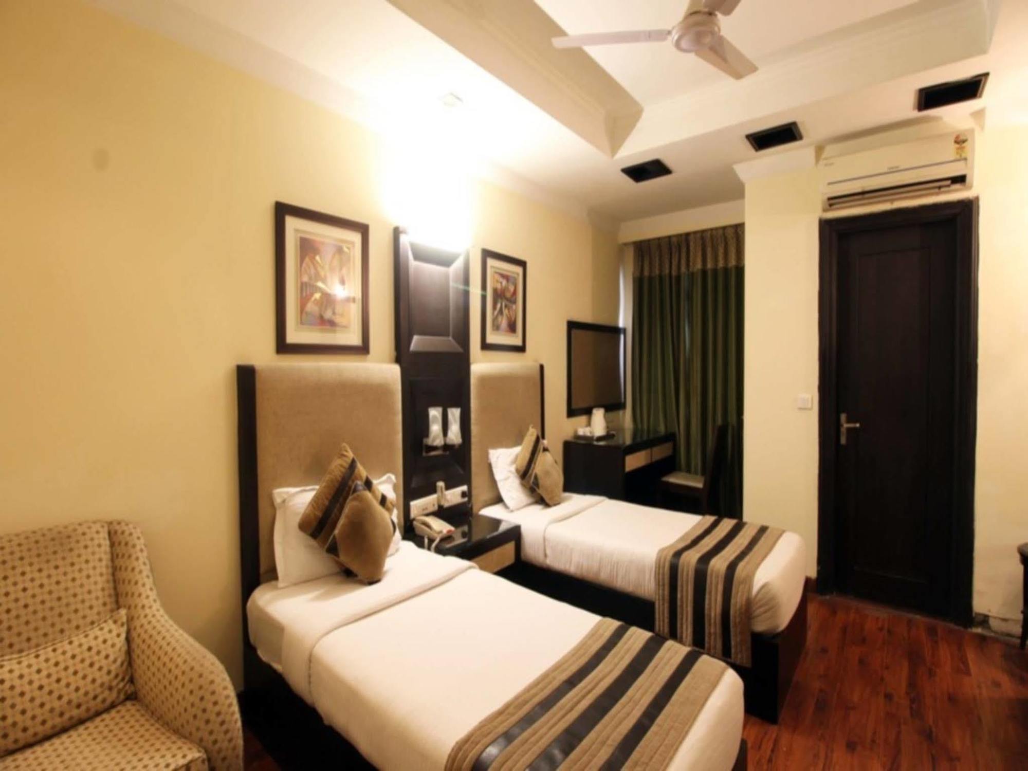The Oakland Plaza By Orion Hotels New Delhi Exterior photo
