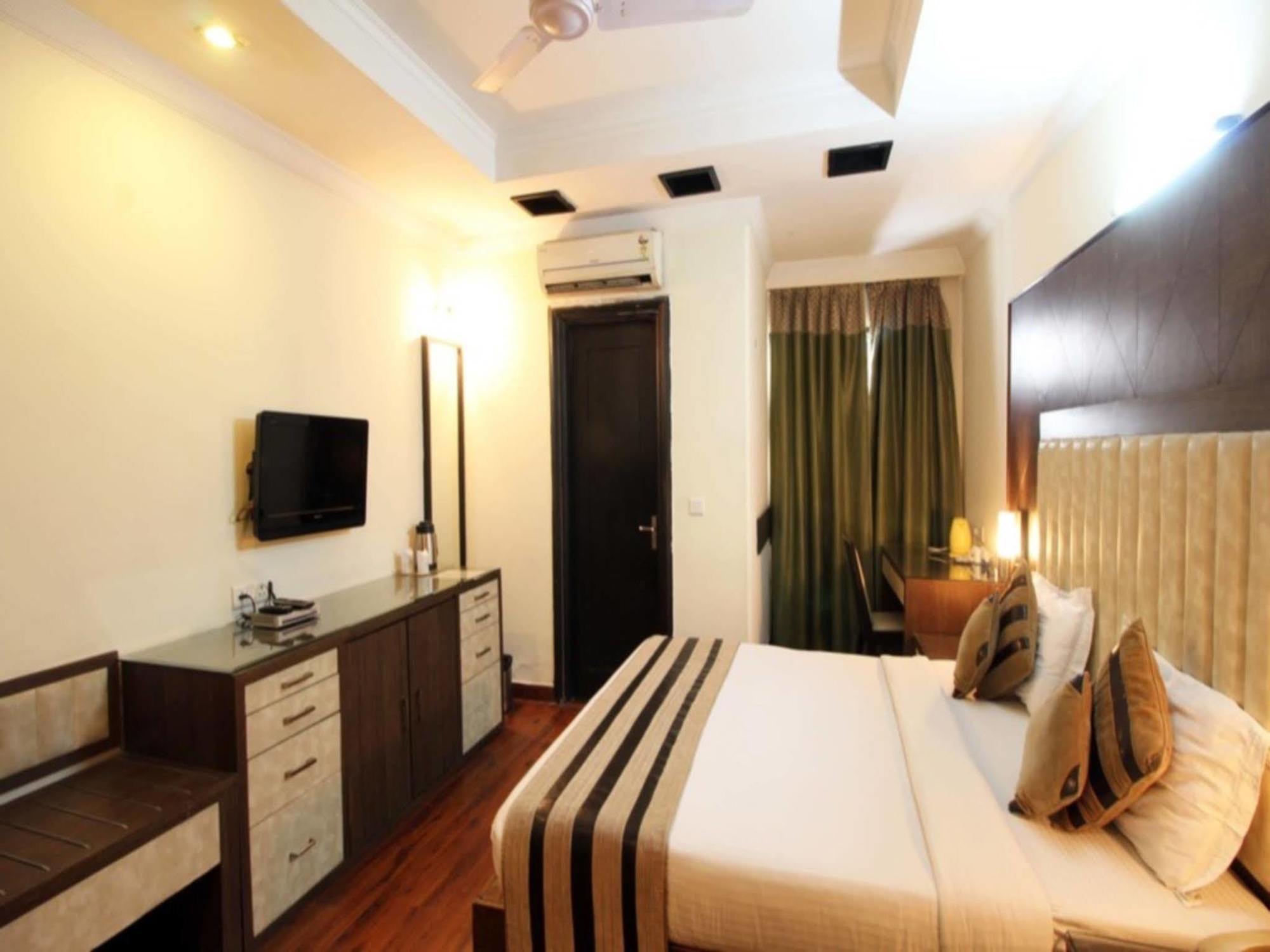 The Oakland Plaza By Orion Hotels New Delhi Exterior photo