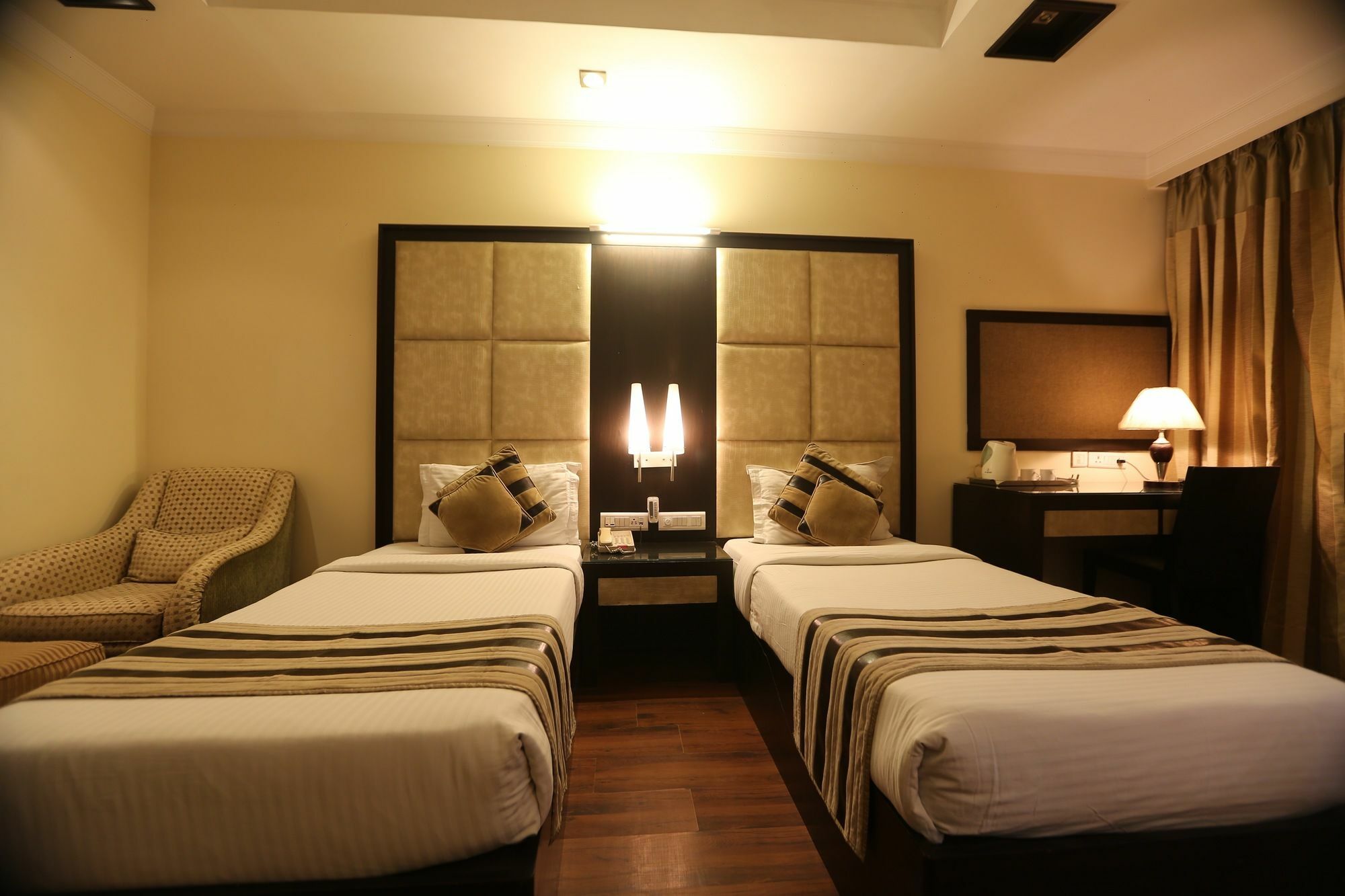 The Oakland Plaza By Orion Hotels New Delhi Exterior photo