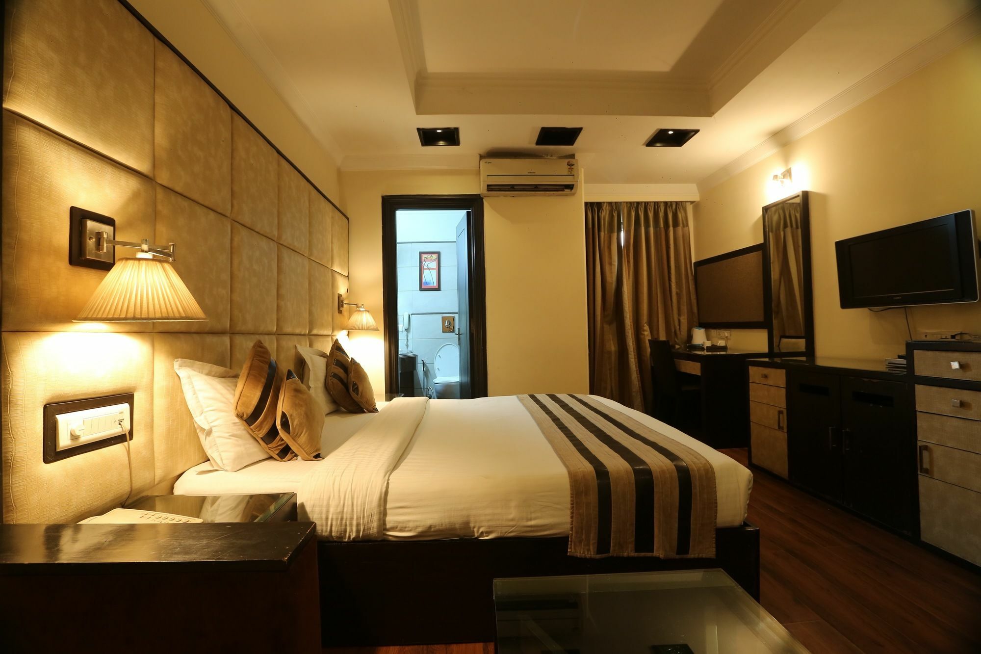 The Oakland Plaza By Orion Hotels New Delhi Exterior photo