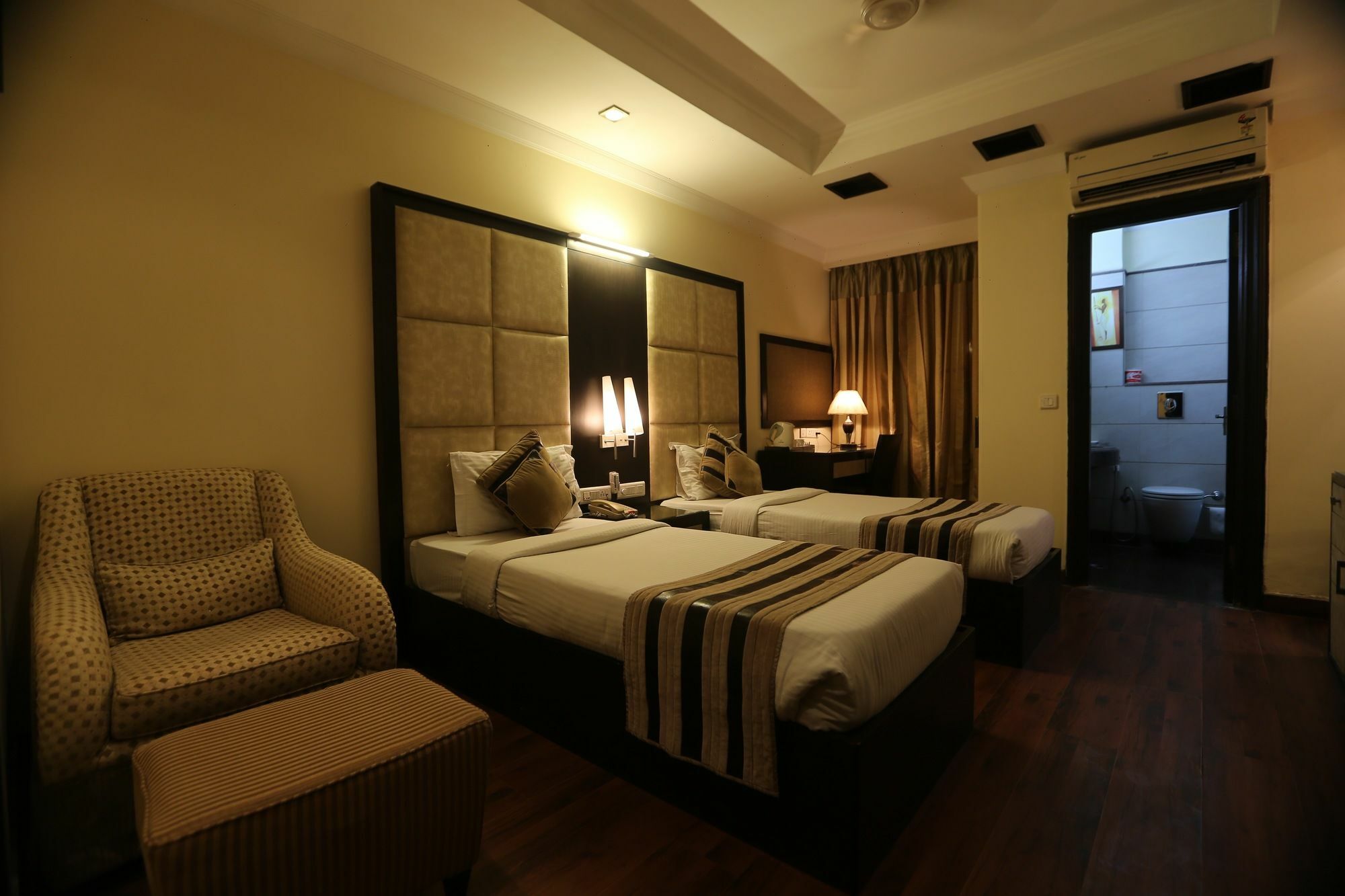 The Oakland Plaza By Orion Hotels New Delhi Exterior photo